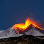 Etna, esplosioni alla Voragine: VONA arancione e voli sotto osservazione